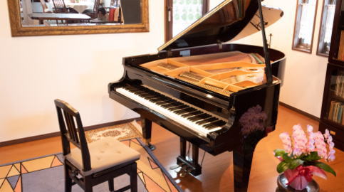 レッスン室とグランドピアノの写真
